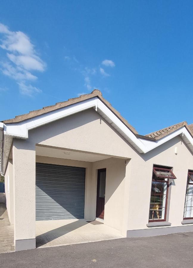 Spacious Curragh 2-Bed Apartment With Own Entrance Brownstown Экстерьер фото